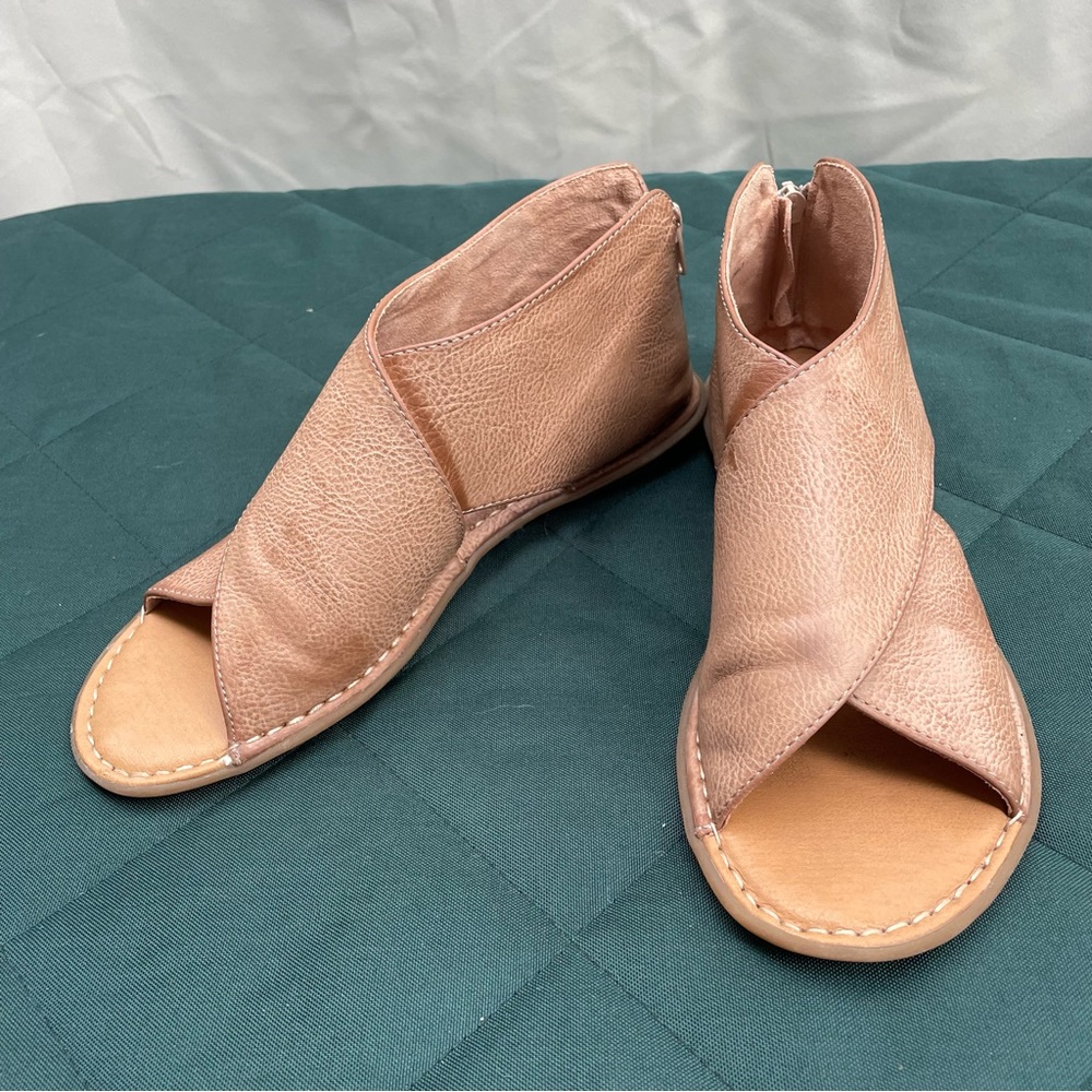 b.o.c. Bria Sandals Nude Cream Light Tan Size 8 Cross Front Zip Up Back Open Toe